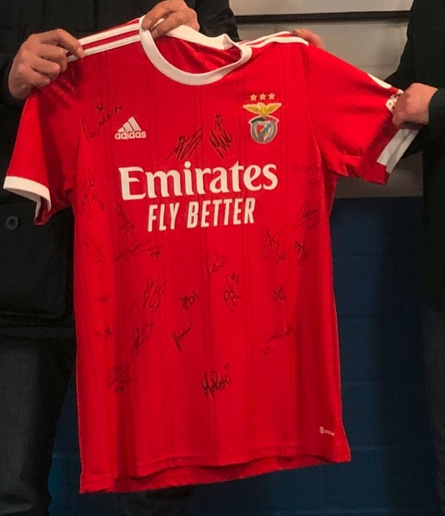 Trikot von Benfica Lissabon mit Unterschriften